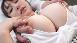 先輩の看病に来たはずが、目の前の揺れるHカップ巨乳に耐えられず服のまま揉まれる巨乳女子大生