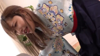 卒業式の袴姿大学生の記念撮影