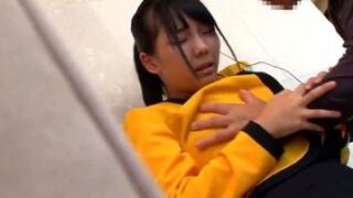 爆乳フロントレディが人気のない場所で襲われ、性的暴行を受ける。