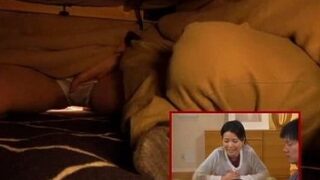 欲情した若い女性がこっそりコタツでセックス