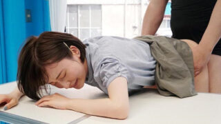 上京女子大生がマジックミラーで彼氏と通話中、他人棒で絶頂