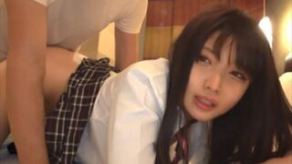 Eカップの制服美少女がアプリで円光に参加し、金銭でパイパンマンコに生挿入される作品。