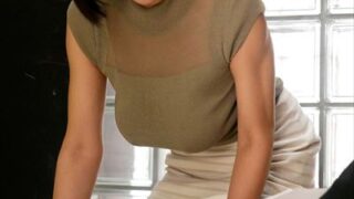 胸ポッチが見えるノーブラニットで働く爆乳美女が理性崩壊した同僚に強姦され、激しく感じる