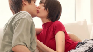 彼シャツを着たウブな女性と遊び人男性の自宅デート。付き合っているのか分からない関係の中で、ゆっくり愛が深まり初エッチを迎える。