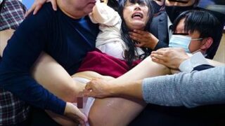 美少女が痴漢バスで2穴中出しされ、激しく絶叫