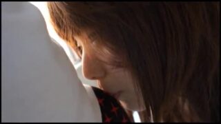 処女喪失の痛みで泣き崩す素人娘