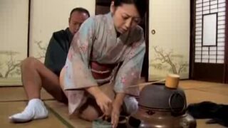 美人妻が茶道教室の先生に中出しされる。