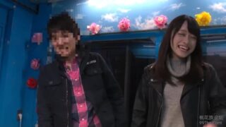 美少女がマシンガンピストンで激しく感じ、アヘ顔で絶頂する。