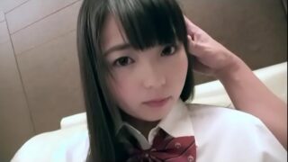 変わった様子の幼顔美少女JKが肉棒を待っている