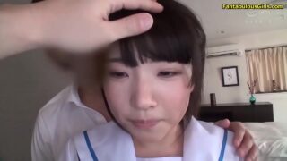 不安そうなロリ美少女が潮を吹き、イキ狂う