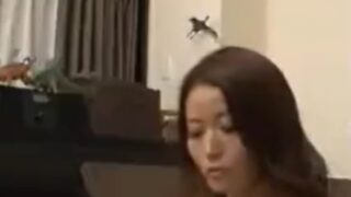 胸元を大きく開き腕に胸を押し付け、教え子を胸で誘う痴女家庭教師。