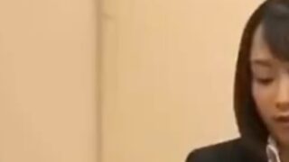 出張先のホテルでミスし男性上司と相部屋になったOLが夜這いされる