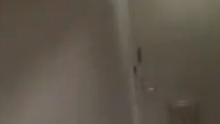 巨乳妻が若い男性を誘惑し、セックスへ持ち込む。