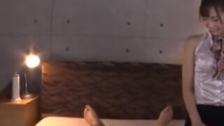 お姉さんが見つめながらエッチなご奉仕をする