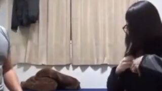 大きめのメガネをかけた素人女子を連れ込み、カメラが至る所にある部屋でこっそり撮影したセックス。