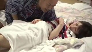 町内会祭りで美人妻が男達に青姦される