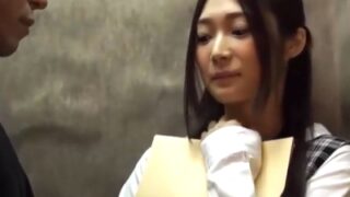 美女OLがイケメン同僚に迫られ、オフィスで激しい関係を持つ。