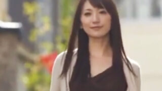 淫乱人妻がイケメン家庭教師を誘惑し、中出しで不倫。