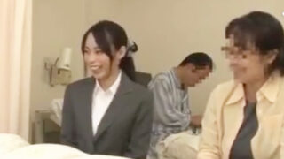 叔母が入院中の従兄弟に突如跨り騎乗位で性交する。