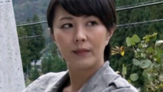 待望の青姦をハゲオヤジとノリで楽しむ巨乳熟女