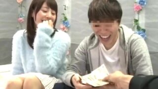 友達に騎乗位を強要される素人娘