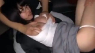 巨乳の少女がレイプ魔に中出しされ、号泣するシーンを描いた作品