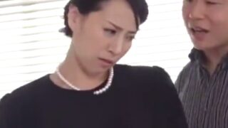 義母が義息子に抵抗しつつも、強制的な性行為に遭う。