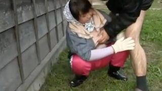 豊満な田舎熟女が庭先で不倫セックスをする場面