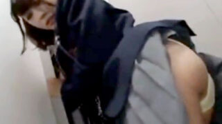 エレベーターのトイレでレイプされても潮吹きが止まらないJK