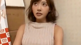 明日花キララがAV店で素人男子を逆ナンパし、凄テクであっという間に射精させる。