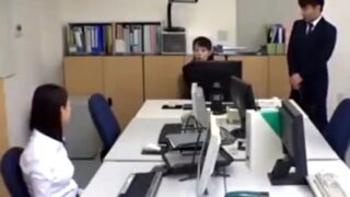 美人上司OLが仕事中にオフィスで激しく関係を持つ