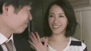 妻は最初は抵抗したが、最終的に首輪をつけられ、性処理のペットとして喜ぶようになった。