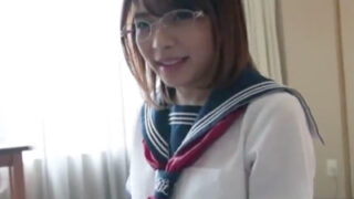 メガネjkがオジサンに膣奥を刺激され、叫びイキ