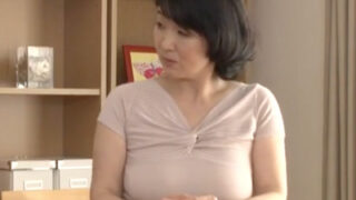 豊満巨乳の熟女人妻が息子との中出し近親相姦で激しくイキる。