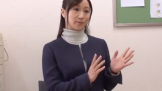 美人すぎる素人妻がナンパされ、車内で長い舌を使ってフェラ抜きされる。