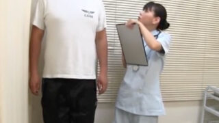 患者の性器を口で清めるナース