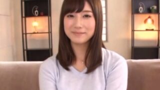 ガチ美少女が太いチンコでオマンコを激しく責め、潮吹きで絶頂に達する。