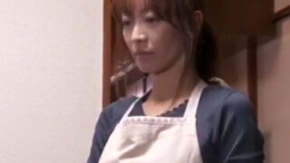 美人妻がレイプされる