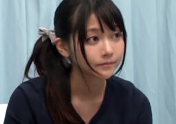 黒髪の素人娘がオナニーをサポートし、最終的には挿入に至る。