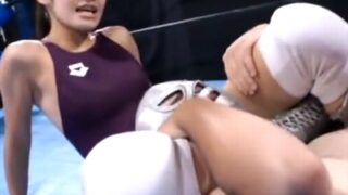 巨乳レスラーが覆面男と対決し、卑怯な手でリング内で強姦被害に遭う。