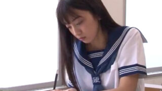 雨のJKを脅してレイプする男。