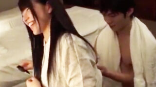 イケメン彼氏のいたずらに対し、彼女がじゃれ合う。