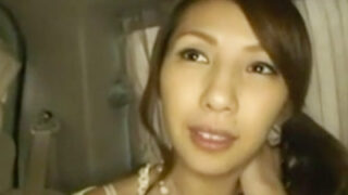 元AV女優が、車内フェラ抜き後、ママ友の前で恥ずかしがりながら二回戦的なプレイが行われる。