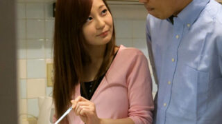 出入りの作業員が、幸福感に酔った受付嬢をレイプ