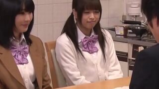 義父がJK姉妹に夜這いされ、パコられる。