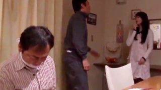 眠る夫を縛り、美女がレイプするNTR。