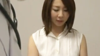 不倫で妊娠した主婦が産婦人科で麻酔をかけられたまま強姦される。