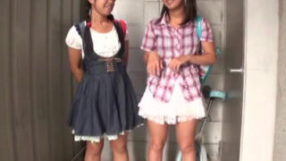 中●生のパイパンロリ少女を路地裏に連れ込み青姦3P