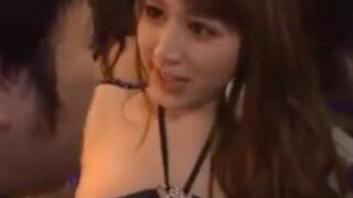 ハッスルタイムの暗転で客がセクキャバの嬢をレイプする。