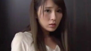 美女OLが社長に無理やり迫られ、抵抗できず性欲処理に巻き込まれる。